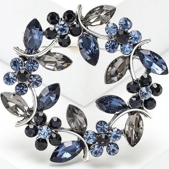 Laurel Wreath Brooch Laurel Wreath Pin - Picture 2 of 3